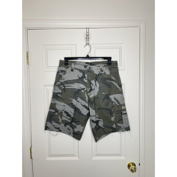 Wrangler Green Camo Cargo Shorts Relaxed Fit Baggy Casual Mens Size 34 Raw Hem - Picture 1 of 4